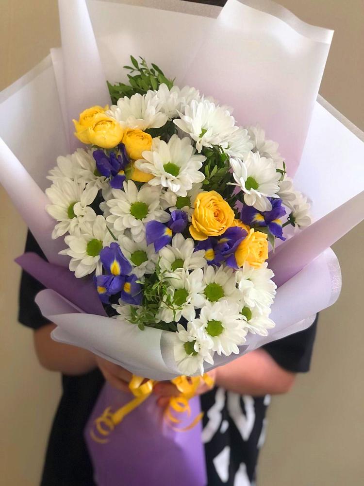 Букет цветов из: Ирисы, Хризантемы и Розы в Протекино