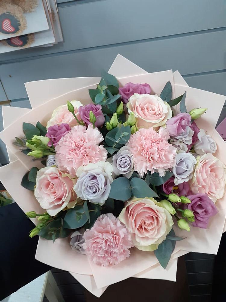 Букет цветов из: Розы, Гвоздики и Лизиантусы в Протекино